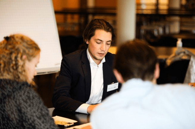 jongen op evenement